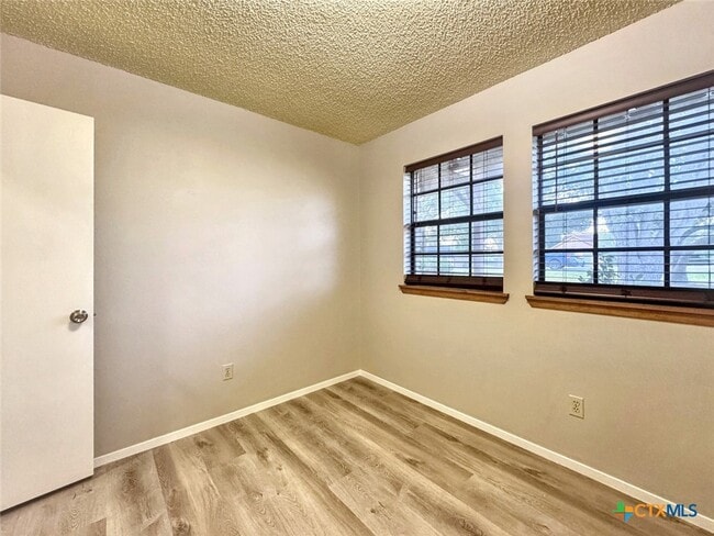 Building Photo - 501 Ridge Dr