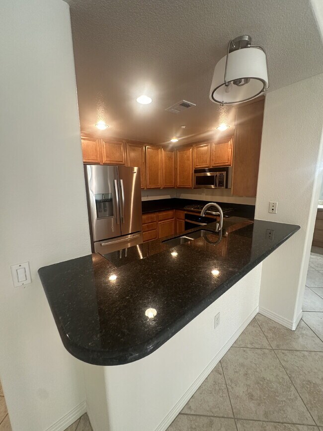 Foto del edificio - $4,200 - 2 Bed / 2 Bath City Walk Condo in Downtown San Diego