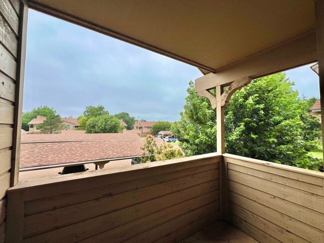 Building Photo - ?Cute Upstairs Condo Near Quail Springs Ma...