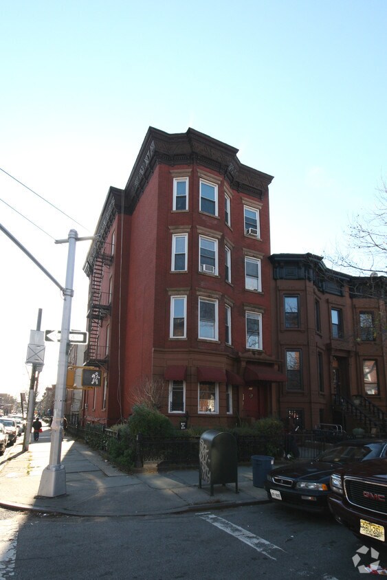 Primary Photo 12/03/06 - 560 Madison St