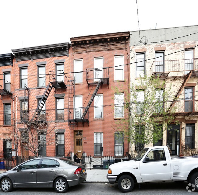 Building Photo - 658 Henry St