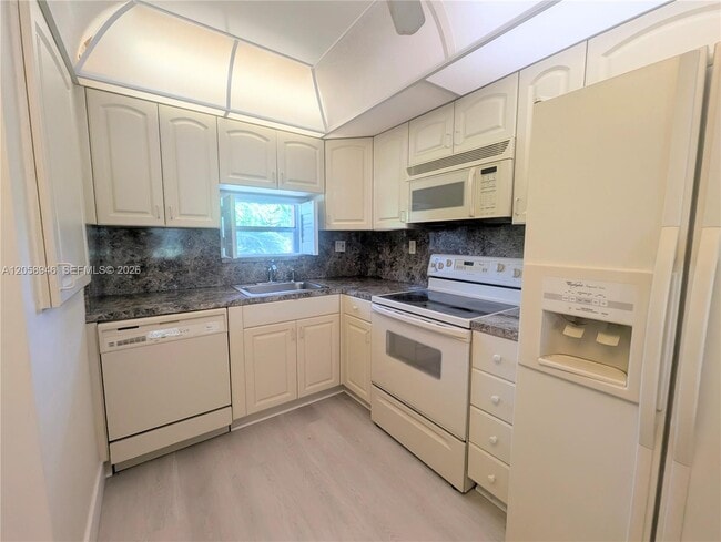 Foto del edificio - 820 S Hollybrook Dr