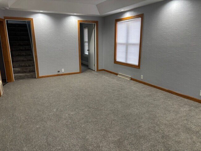Building Photo - Spacious updated 4 bed 2 bath home in the heart of Rock Island!