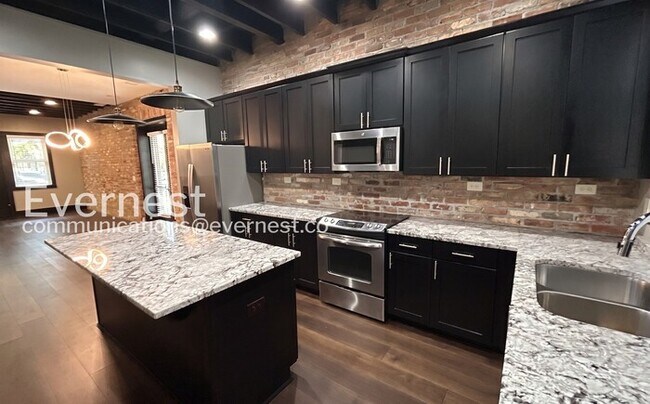 Building Photo - 2 Bed/2.5 Bath Home with Fenced Yard / Available Soon!