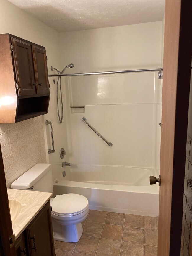 bathroom - 905 S Park St