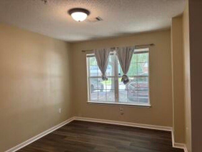 Building Photo - AFFORDABLE 3/2.5 IN SOUTH CRESTVIEW