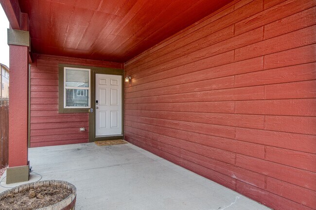 Foto del edificio - Beautiful home with 4 bedrooms, 2 1/2 bathrooms, 3-car garage in cul-de-sac available for $2,350