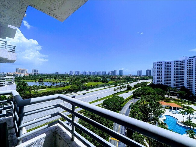 Foto del edificio - 3300 NE 191st St