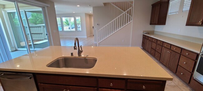 Building Photo - Beautiful 5 bedroom home in the Cannery Ne...