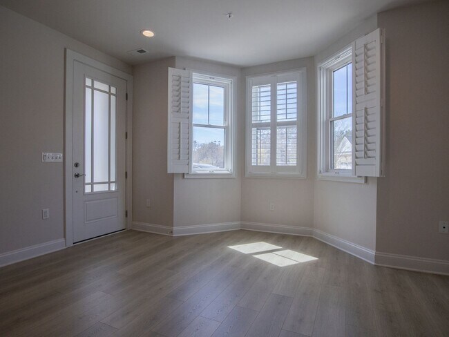 Foto del edificio - Walkable Short Pump Living with a Huge Private Deck