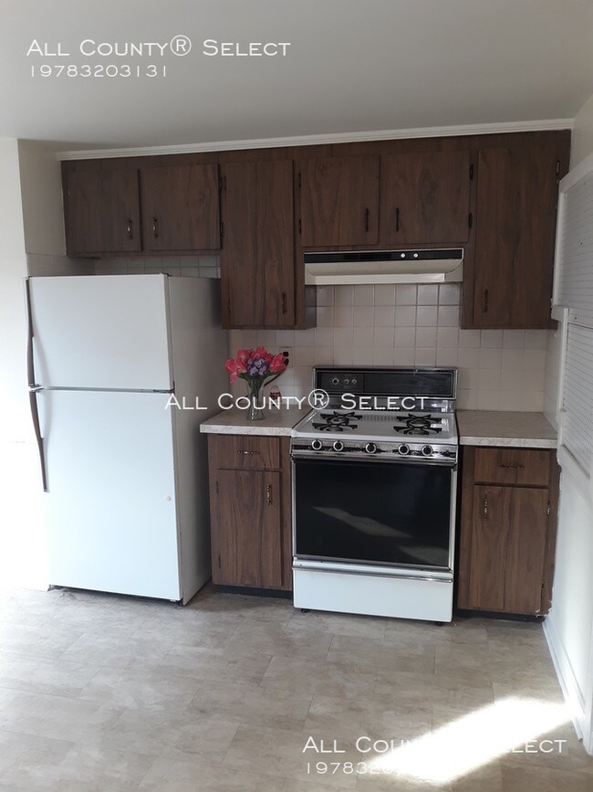 Building Photo - One Bedroom First Floor Apartment