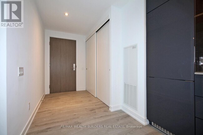 Building Photo - 161-161 Roehampton Ave