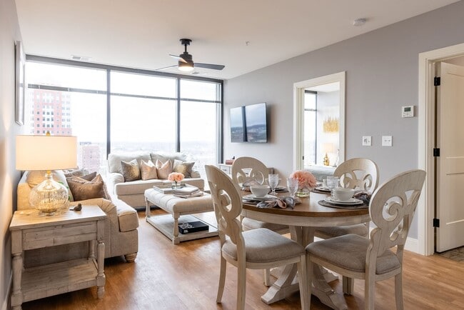 Foto del edificio - The Residence at 1000 Elm