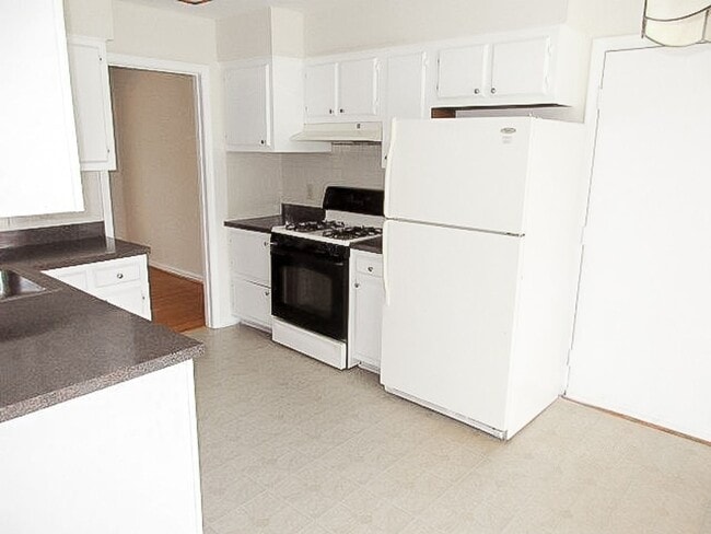 Building Photo - Stunning 4 Bedroom 2.5 Bathroom 3-Level Ho...