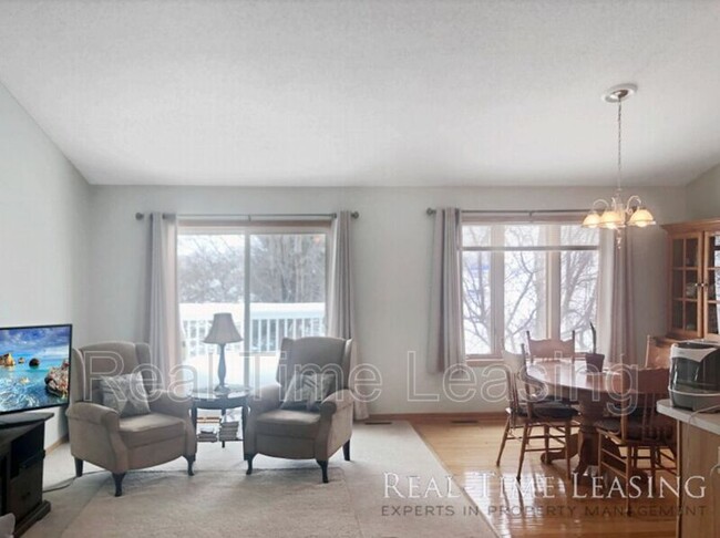 Foto del edificio - 9243 E Point Douglas Ln S
