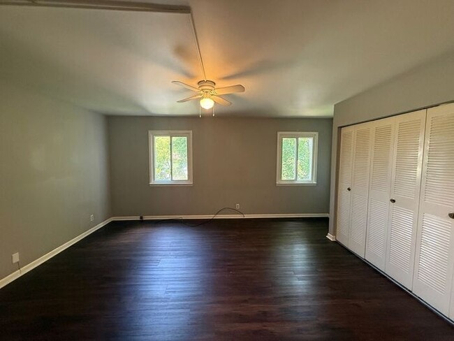 Building Photo - FOR RENT - 3 Bedroom Condo in Green Hills