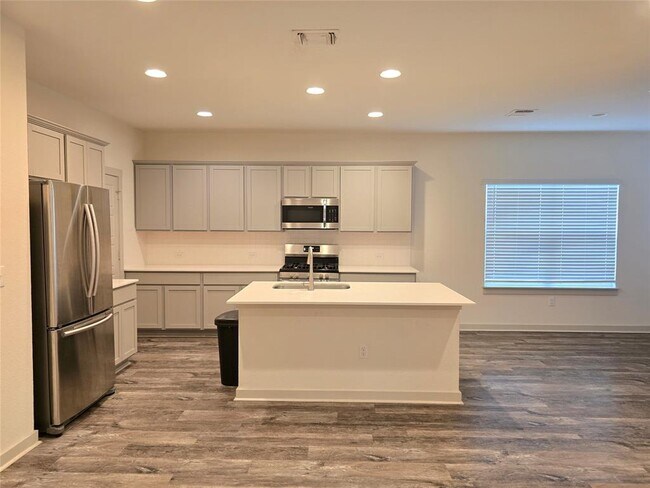 Foto del edificio - 10305 Fulton Ave