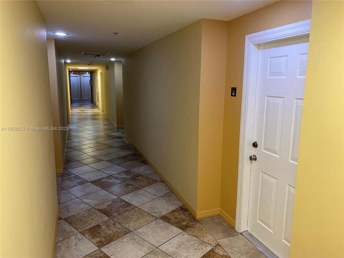Foto principal - 2630 SW 28th St