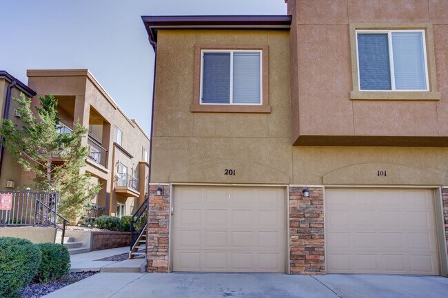 Foto del edificio - 2 bedroom Townhome w/Garage in Gated Commu...