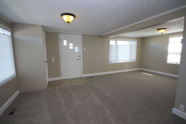 Building Photo - Sunnyside single family home with oversize...