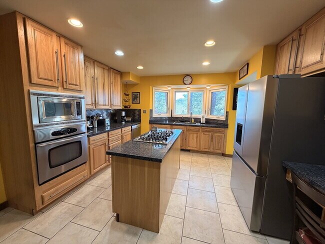 Foto del edificio - "Charming FULLY FURNISHED Evergreen Retreat: Spacious 4-Bed, 3-Bath Home on Fern Gulch Drive!"