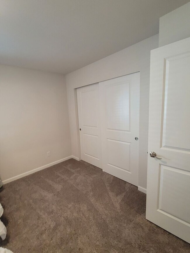 Building Photo - Kent Gated community townhome for lease - ...