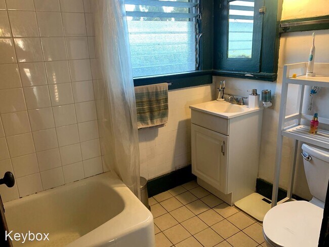 Foto del edificio - 3 br, 1 bath House - 2290 W. 29th Street