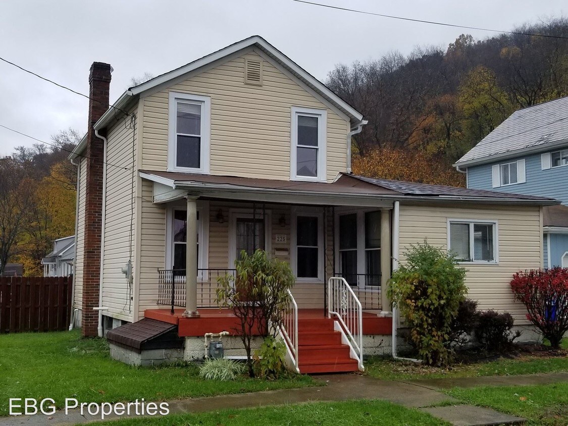 3 br, 2 bath House 225 Elizabeth House Rental in Evans City, PA