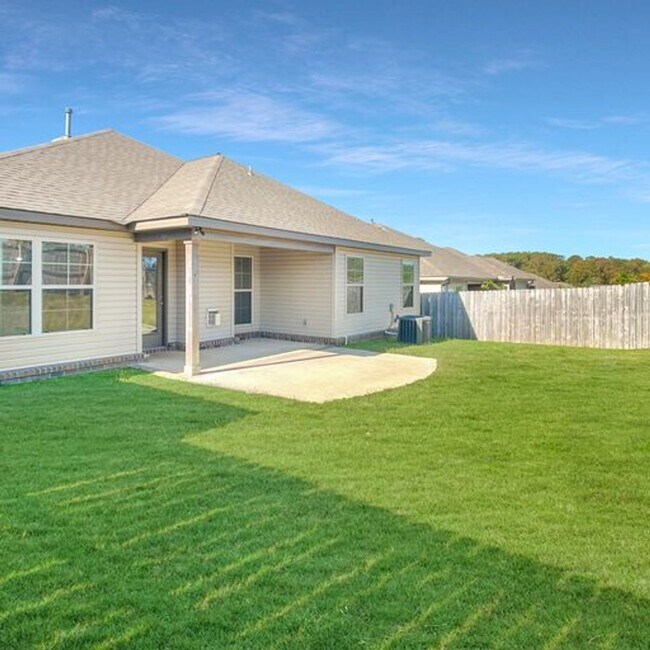 Building Photo - Beautiful 3 Bed 2 Bath Available in July!