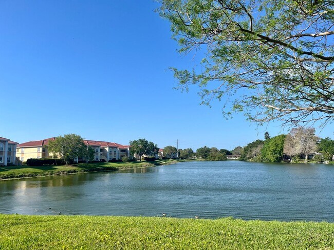 Foto del edificio - 2/2 with beautiful water view becoming available July 1st for an annual lease