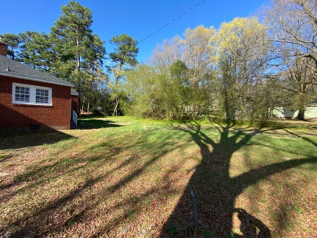Foto del edificio - Very nice 4 bedroom 1 bathroom house JUST REMODLED (Spring 2022)