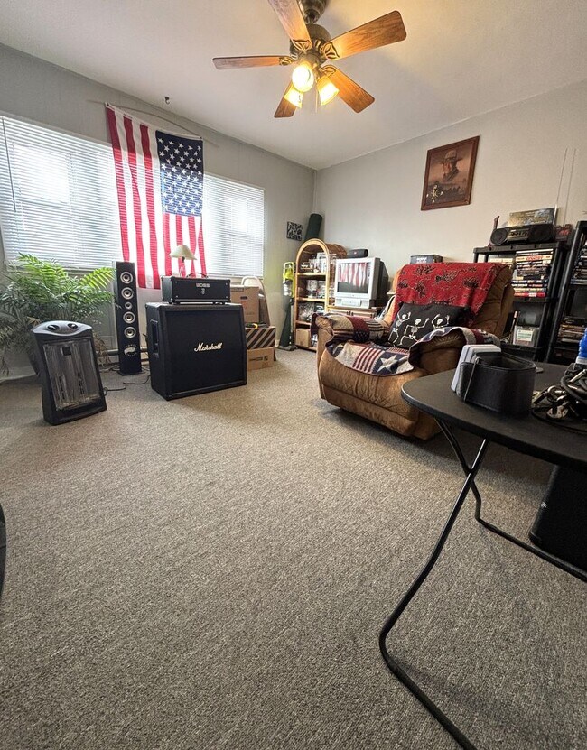 Building Photo - 502 Main St