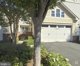 Building Photo - 44342 Oakmont Manor Square