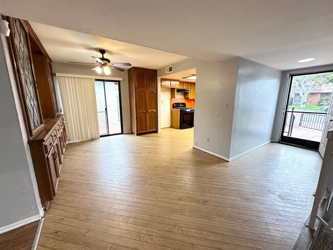Building Photo - Beautiful 3 bed/2 bath unit in Huntington Beach