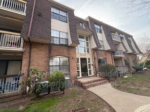 Building Photo - 409 Hidden Village Dr