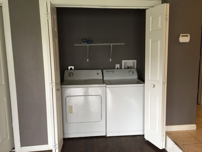 Foto del edificio - Pre Leasing for fall 2026! 5/3 in Medical District!