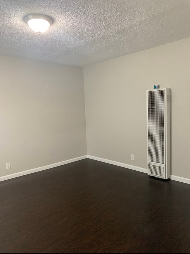 Living - 9430 Park St