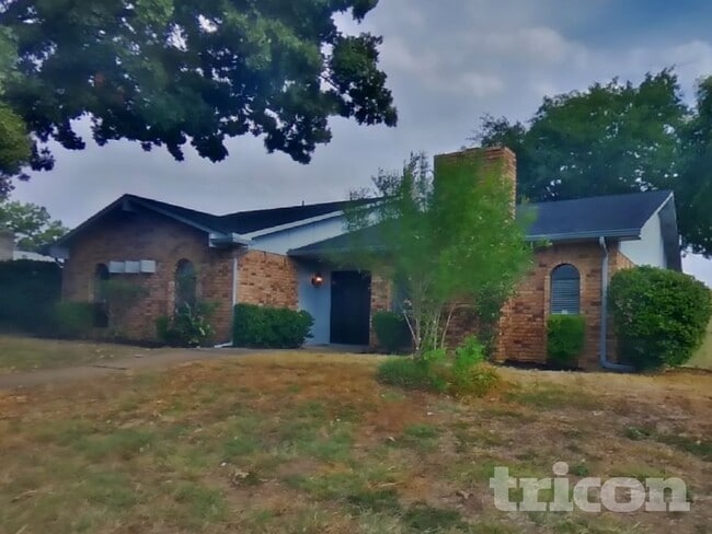 Foto del edificio - 414 Hemlock Dr