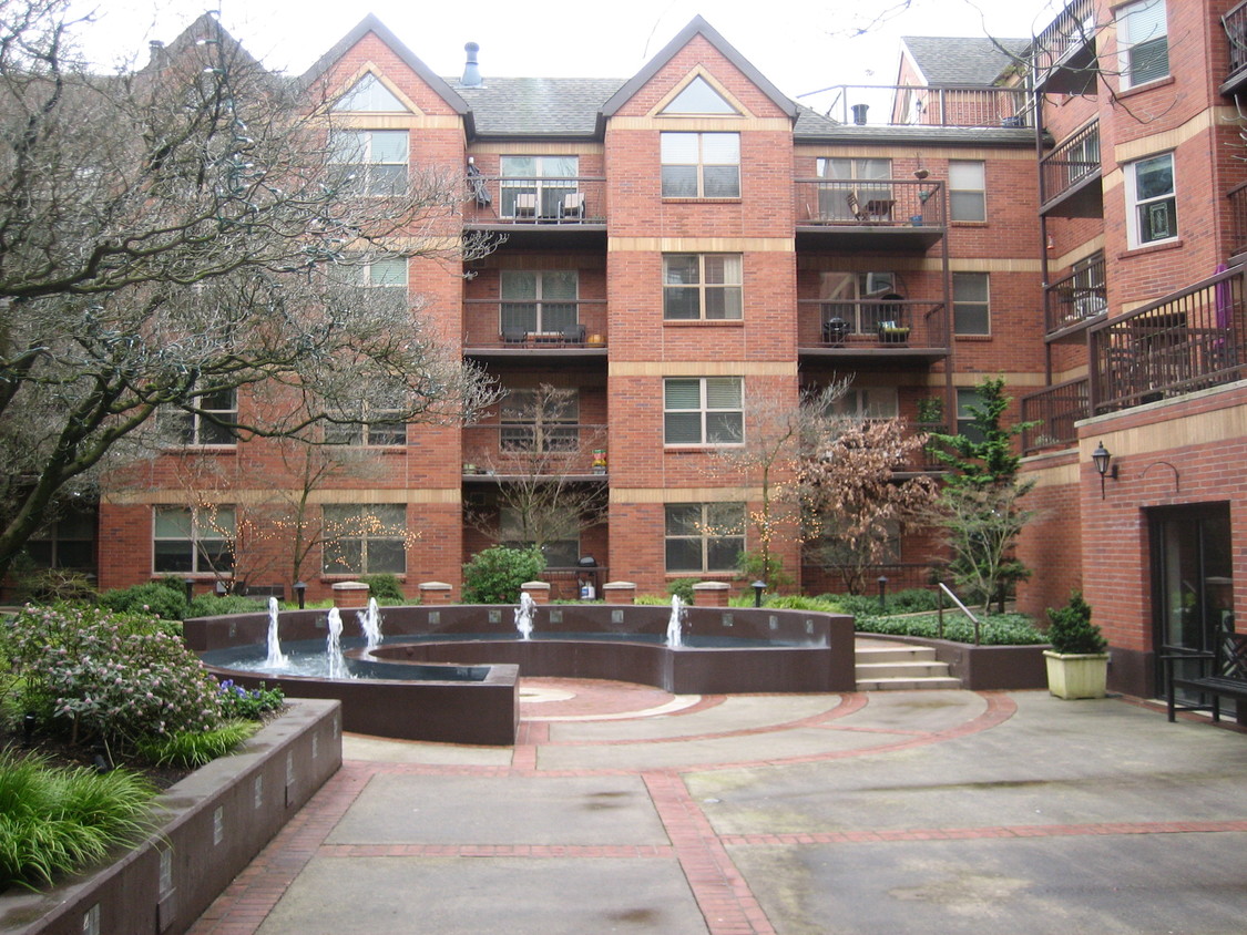 Entry/courtyard - 1500 SW Park Ave