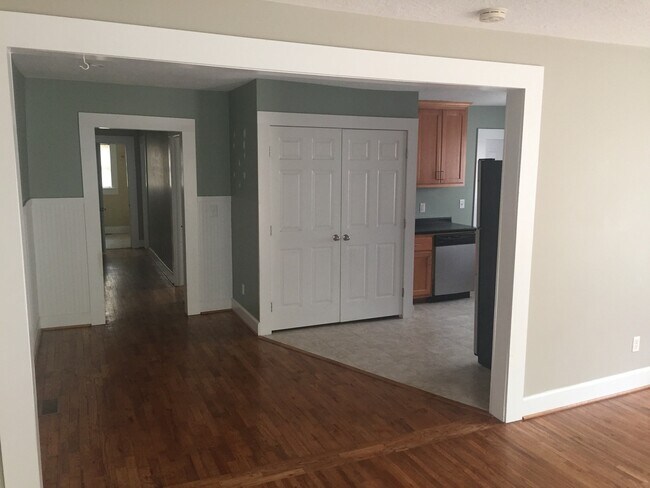 Building Photo - 308 Clinton St SE