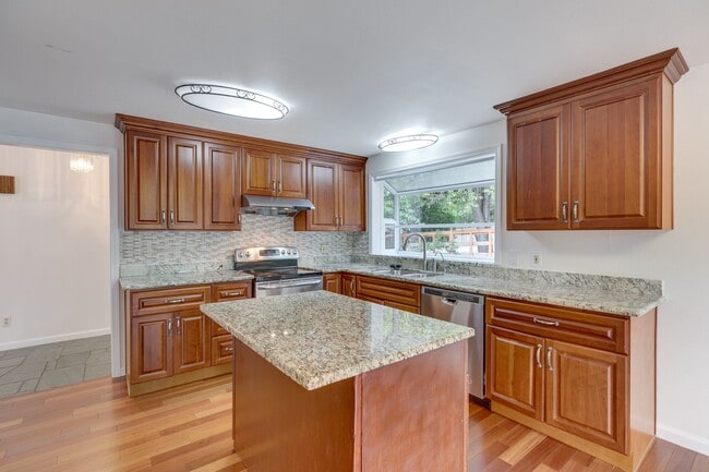 Building Photo - Updated 5 bedroom home in Woodridge neighb...