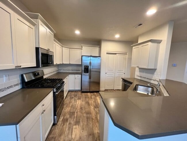 Building Photo - Three Bedroom Home in NW Redmond with Thre...