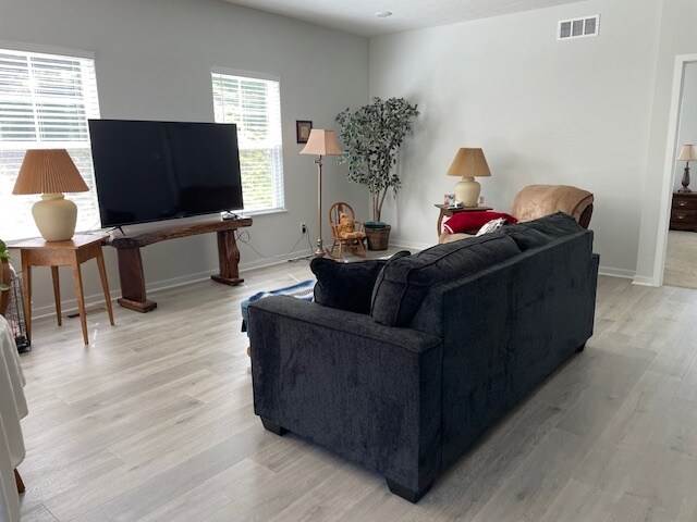 sala familiar/sala de estar - 140 Oak Valley Ct