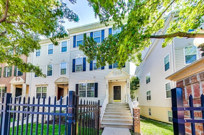 Building Photo - Spacious 2/2 with garage in convenient Hea...
