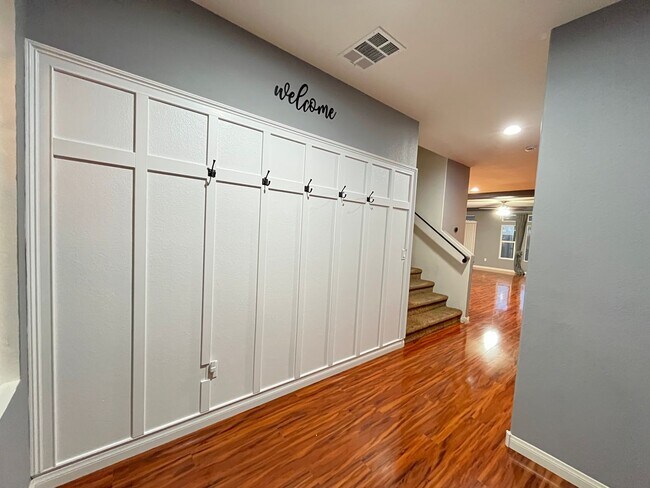 Foto del edificio - Desirable 4 Bedroom 2.5. Bathroom home in ...
