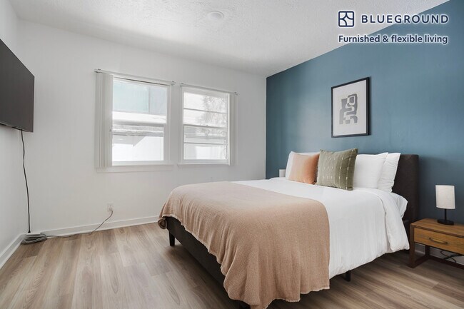 Building Photo - 944 Tiverton Ave