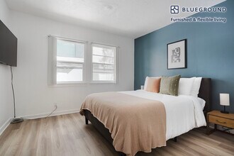 Building Photo - 944 Tiverton Ave