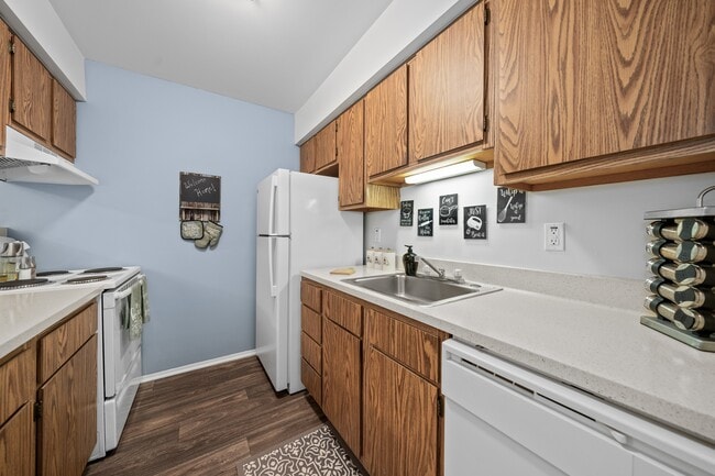 Building Photo - Woodland Villa Apartments