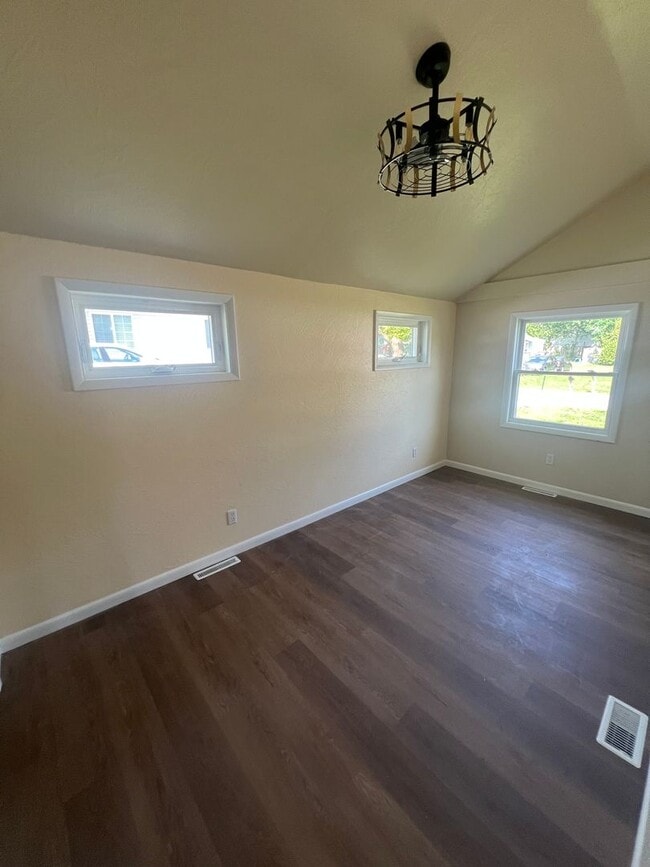 Building Photo - Remodeled 1 Bedroom Millcreek House