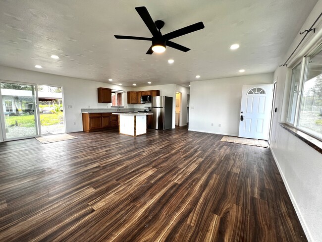 Building Photo - 16-2039-2039 Emerald Dr